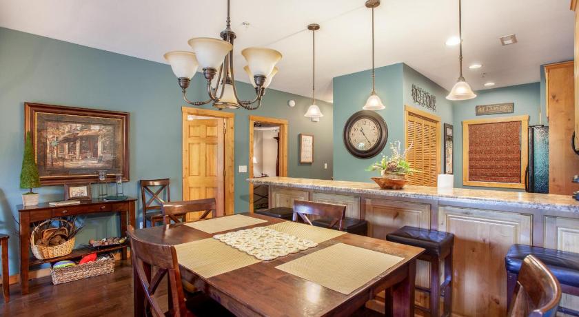 Branson 2BR Village At Indian Point 1803 near SDC - Free Tickets Daily up to $500 4-Star Accommodation restaurant