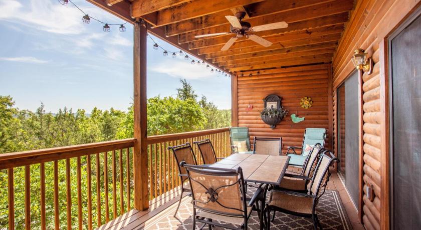Branson 2BR Village At Indian Point 1803 near SDC - Free Tickets Daily up to $500 4-Star Accommodation pool