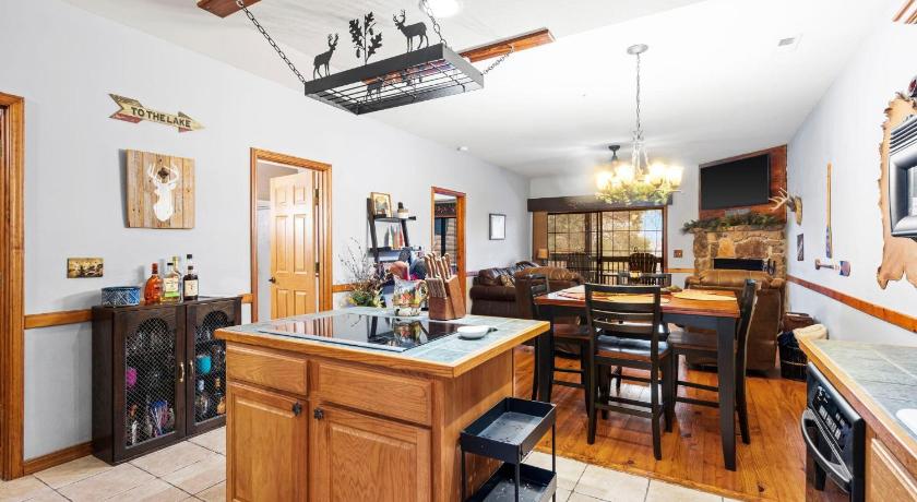 Branson 2BR Village At Indian Point 2002 near SDC - Free Tickets Daily up to $500 4-Star Accommodation room
