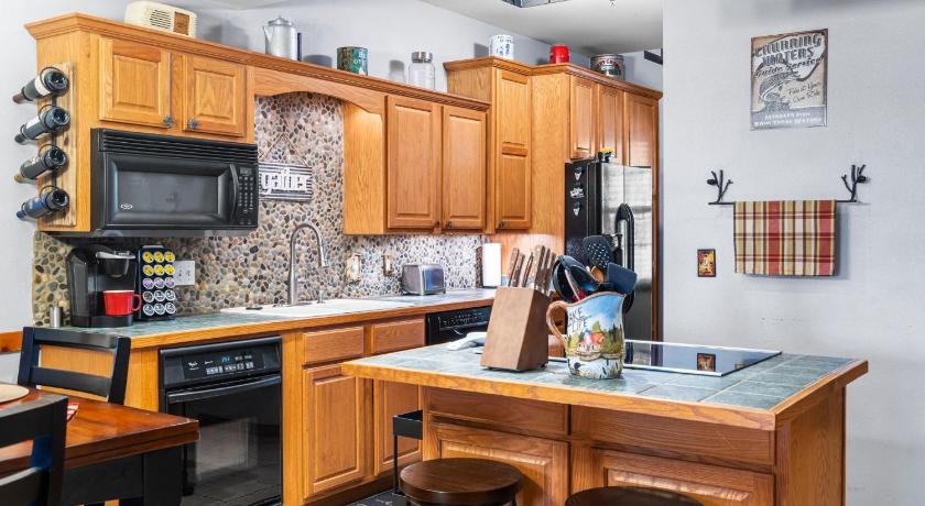 Branson 2BR Village At Indian Point 2002 near SDC - Free Tickets Daily up to $500 4-Star Accommodation pool