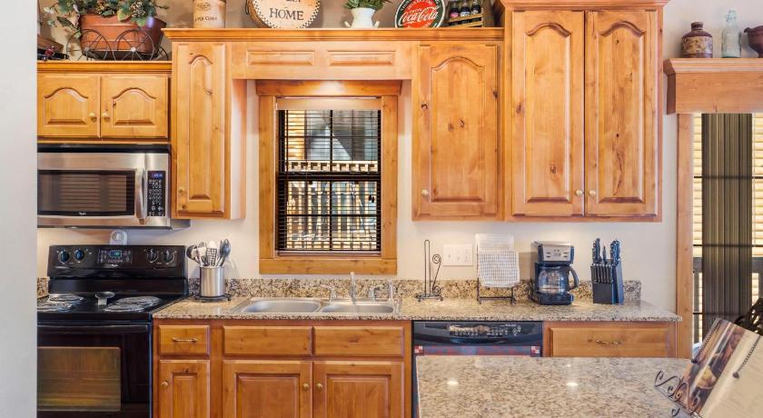 Branson 2BR Village At Indian Point 1605 near SDC - Free Tickets Daily up to $500 4-Star Accommodation room