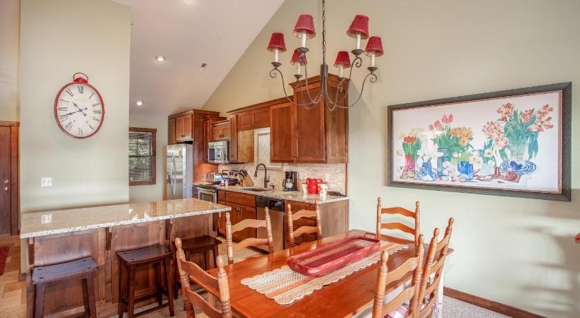 Branson 2BR Loft Village At Indian Point 1511 near SDC - Free Tickets Daily up to $500 4-Star Accommodation room