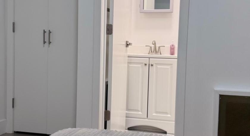 웨스트 뉴욕 Beautiful Bedroom with Attached Bathroom, 15 minutes from NYC 4성급 숙소 레스토랑