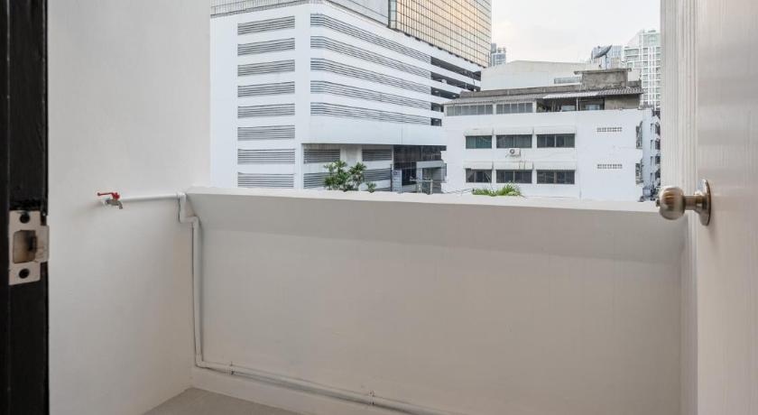 Bangkok Silom Condominium 4-Star Single Room restaurant