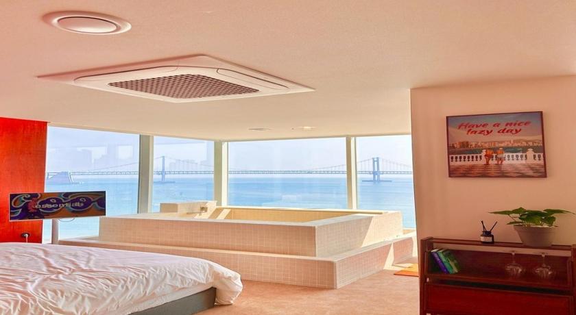 Busan Busan Lazy Morning Ocean View Pension 2-Star Guesthouse pool