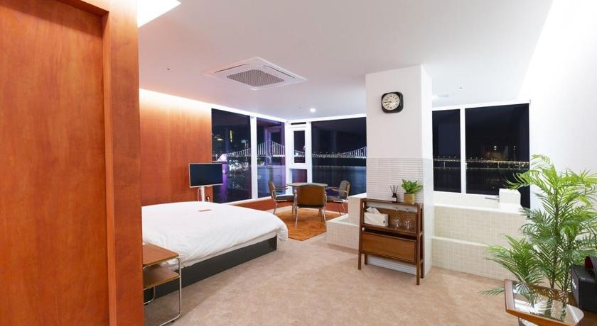 Busan Busan Lazy Morning Ocean View Pension 2-Star Guesthouse lobby