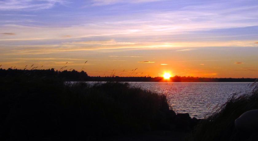 a sunset view of the ocean with the sun setting, Hotelli Joentalo in Tornio