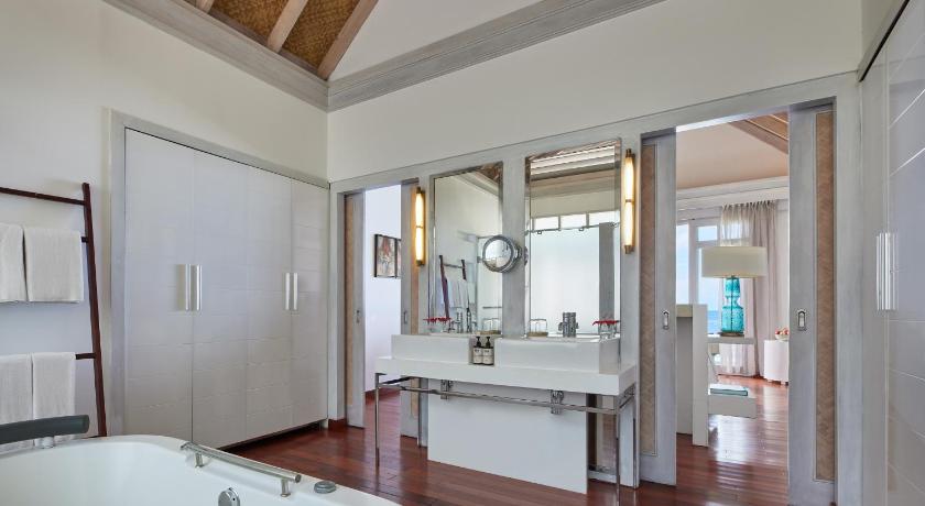 Afbeelding van One Bedroom Overwater Pool Villa 2