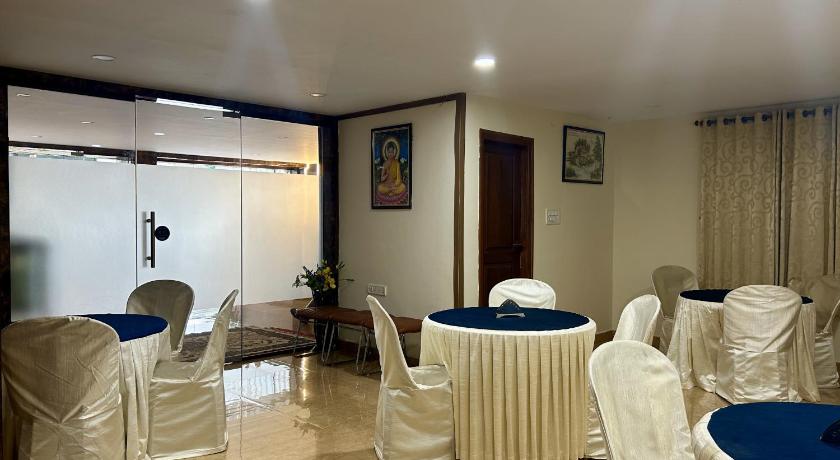 White Feather Hotel – Bangalore, MN