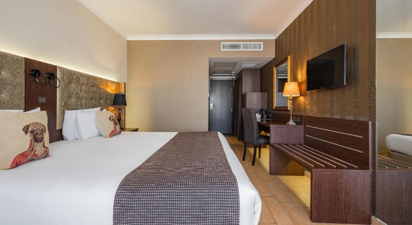 Szoba kétszemélyes vagy 2 külön ággyal és erkéllyel (Double or Twin Room with Balcony) fotója 4