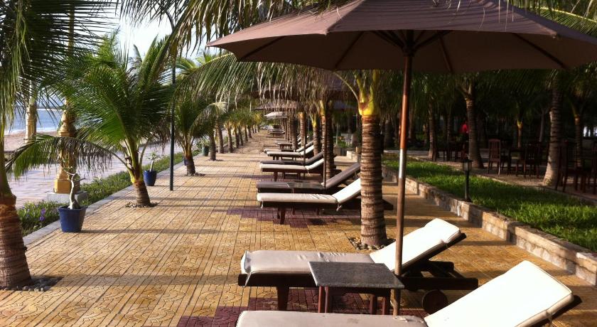 a beach area with umbrellas and chairs, Gold Rooster - Con Ga Vang Resort in Phan Rang – Tháp Chàm (Ninh Thuận)