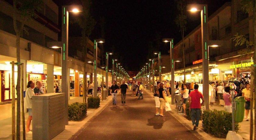 New vibrant apartment in Bibione - image 14