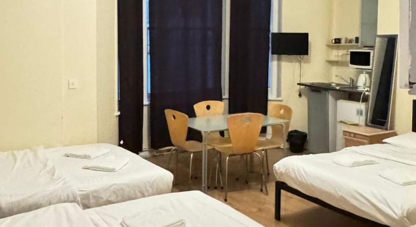 Immagine di Camera Familiare (6 Adulti) con Bagno Privato (Family Room (6 Adults) with Private Bathroom) 12