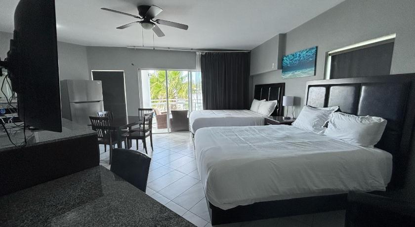 Image of Deluxe Queen Suite 0