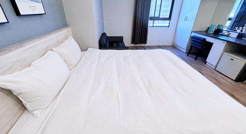 Bonjour Hotel - image 29