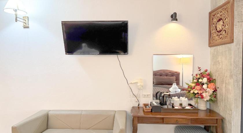 Image of Deluxe King Room 3
