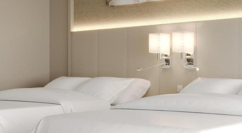 Image of Superior Twin Room - Non-Smoking 8