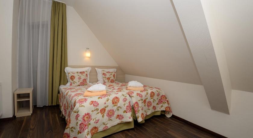 Image of Studio (4 Adults) 4