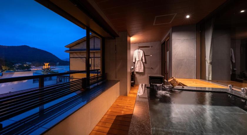 Image of Deluxe Suite with Spa Bath 1