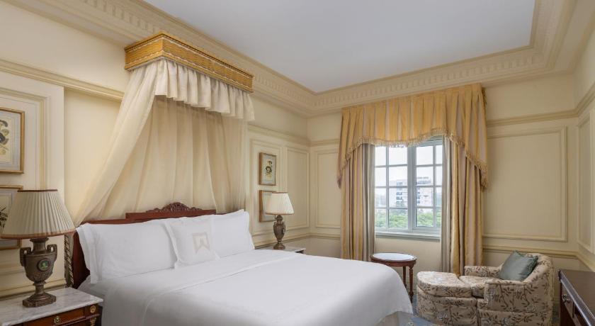 Image of Manor Suite, Club lounge access, Suite, King, Garden/City view 1