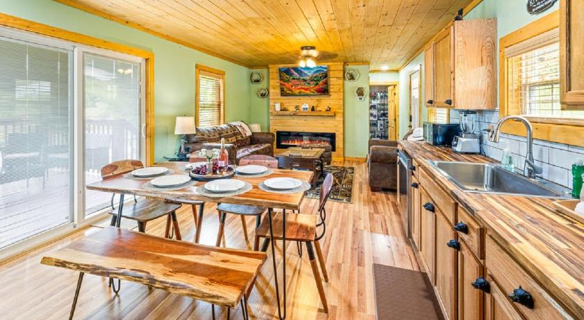 卡顿 (TN) Lovely Tiny Cabin A Bearly Adventure! 3星级 住宿 大堂