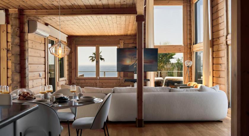 Recien renovada! Exclusiva villa de madera con piscina y vistas al mar