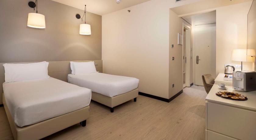 Image of 1 King 2 Single Beds,Standard 6