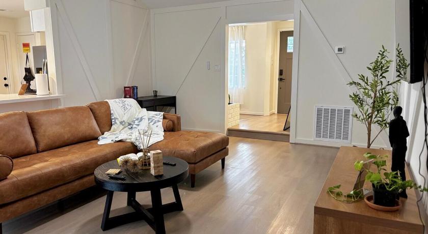 King Bed Suite in Conroe , Garage Available