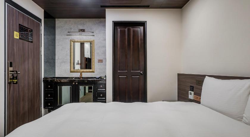 Image of Standard Double Room without Window 12