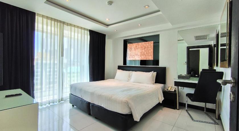 Image of One-Bedroom Superior Suite with Balcony 9