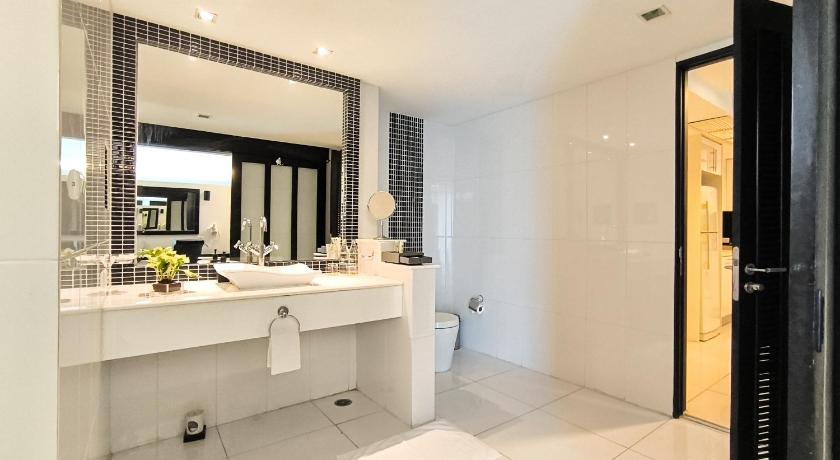 Image of One-Bedroom Deluxe Suite With Large Balcony 2