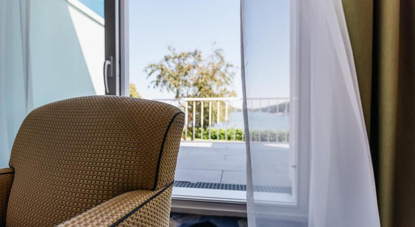 Image of Double Room with Lake View 9
