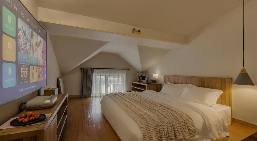 Image of Romantic Studio 0