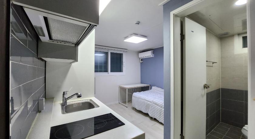 Seoul D Studio room at Soongsil Univ Entrance Station Accommodation suite