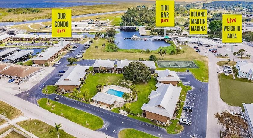 LakeView Fresh and New Bass N Sun King Bed Pool