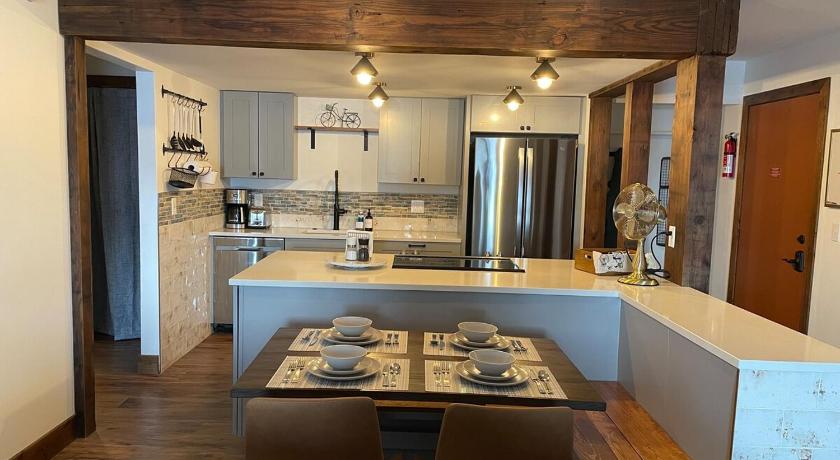 Crested Butte (CO) Newly Renovated Ski In Ski Out 2BR Condo 4-Star Accommodation lobby