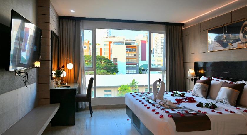 Image of Two Connecting Deluxe Rooms 0