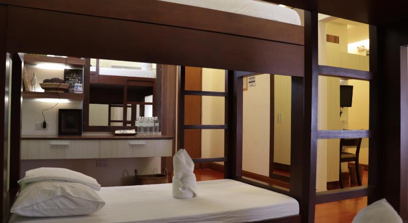 Image of Standard Room Nonsmoking 8