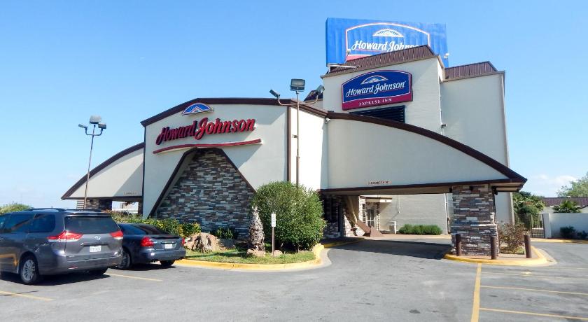 Howard Johnson by Wyndham Arlington Ballpark / Six Flags