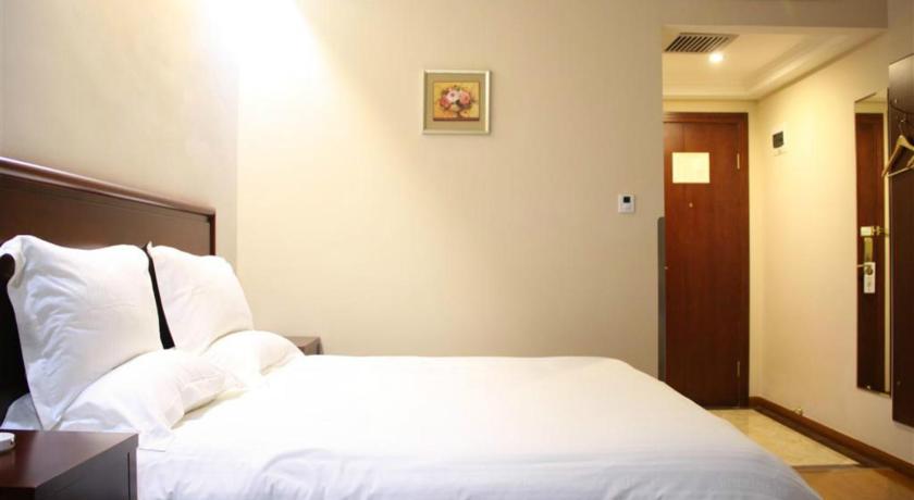 a hotel room with a bed and a desk, GreenTree Inn Beijing Miyun Changcheng Huandao Express Hotel in Beijing