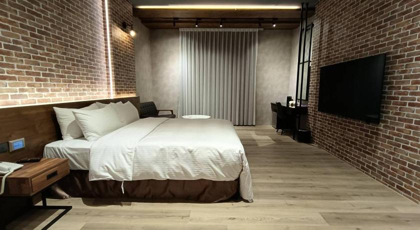 Image of Deluxe Double Room with Bath 6