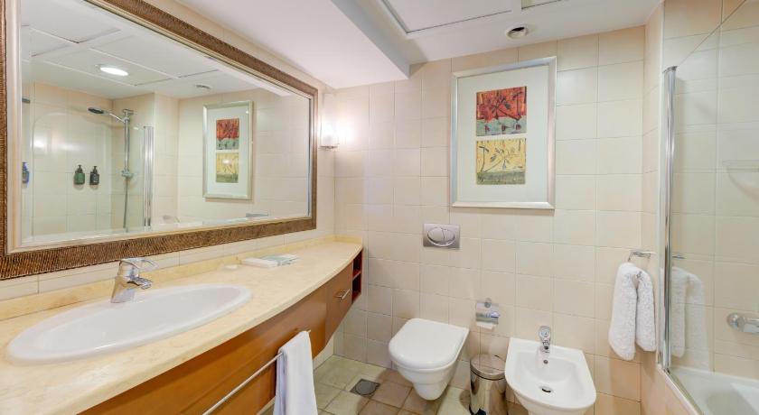 Image of Two-Bedroom Apartment with Balcony and Lake View 2