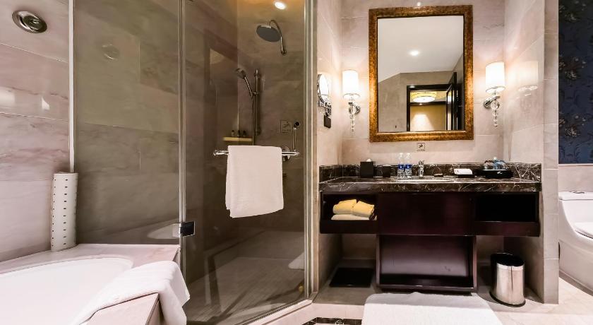 Image of Grand View King Bed Room 2