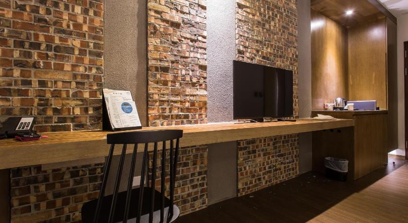 Image of Premium Double Room with No Window 13