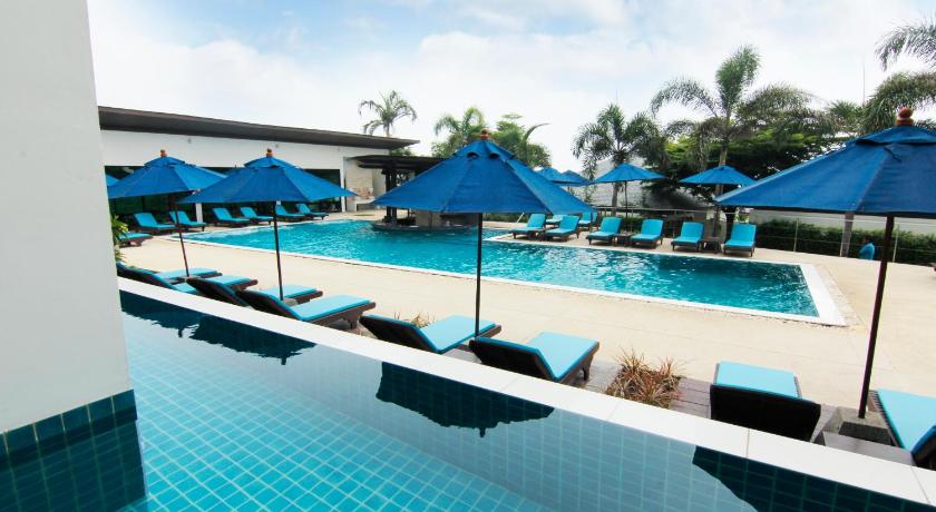 Image of Deluxe Pool Access 12