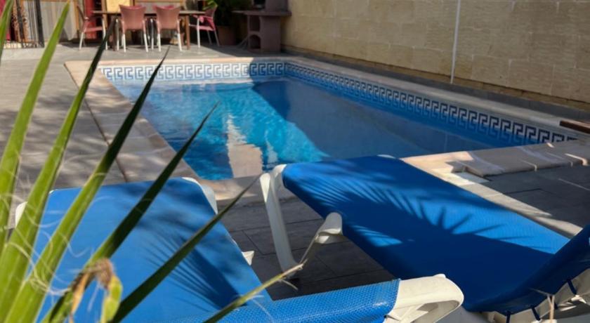 4 Bedroom Holiday Home with Private Pool