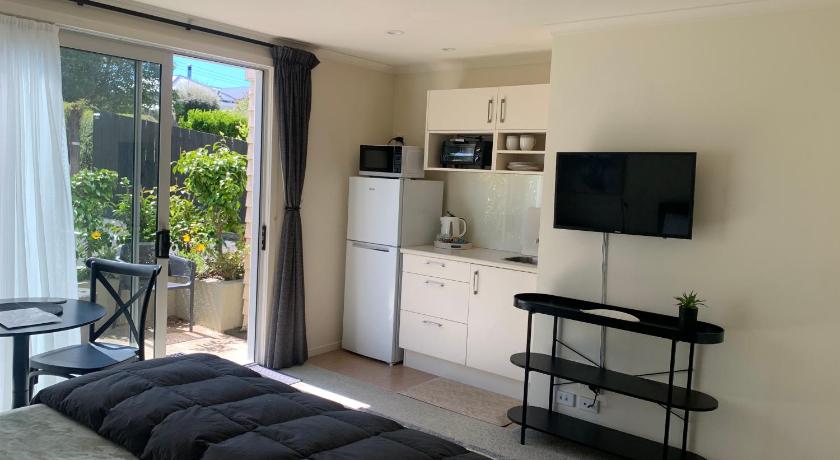 Image of Deluxe Studio Apartment with Courtyard 3