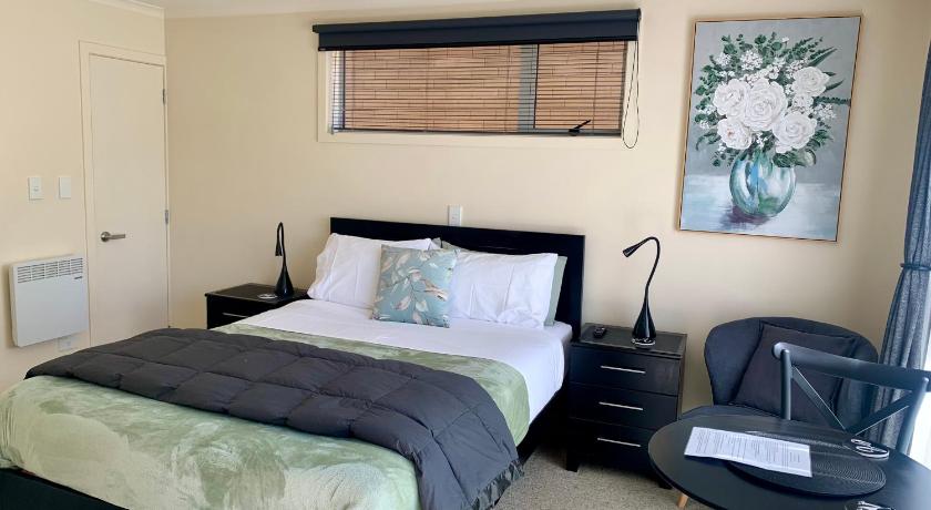 Image of Deluxe Studio Apartment with Courtyard 5