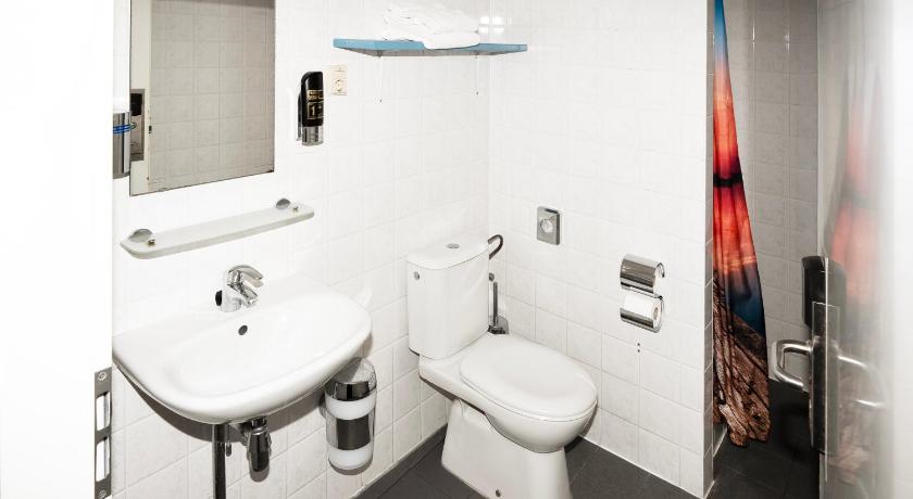 Image of Twin Room with Private External Bathroom 6