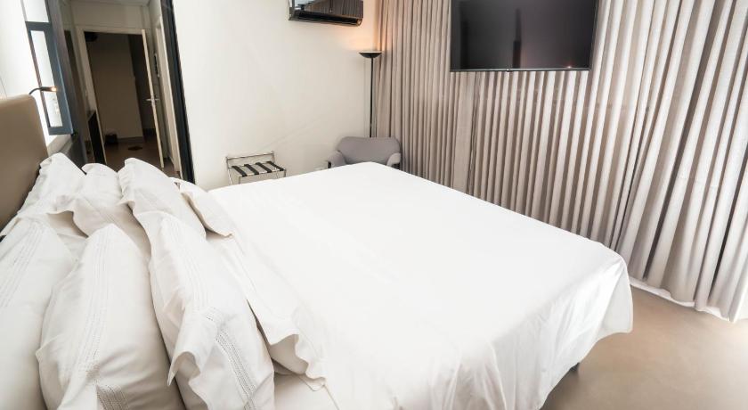 Image of Premium Suite with Bath 3